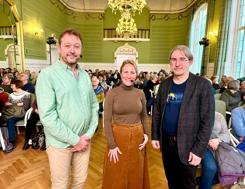 AFE-forskerne John Brodersen (til venstre), Alexandra Jønsson og Peder Halvorsen med interessert publikum i Rødbankens Festsal.